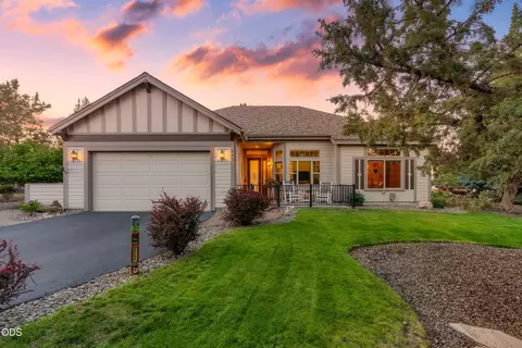 990 Victoria Falls Dr, Redmond, OR 97756