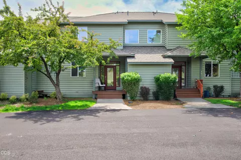 993 Golden Pheasant Dr, Redmond, OR 97756