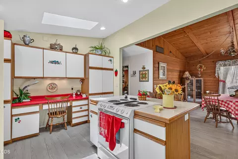 Kitchen - 11339 Michael Rd, Central Point, OR 97502 photo 4 of 4
