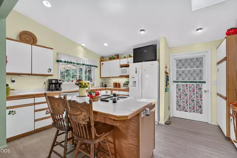 Kitchen - 11339 Michael Rd, Central Point, OR 97502 photo 2 of 4
