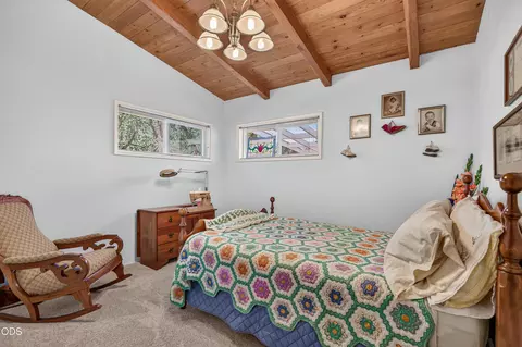 Bedroom - 11339 Michael Rd, Central Point, OR 97502 photo 2 of 2