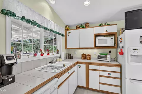 Kitchen - 11339 Michael Rd, Central Point, OR 97502 photo 3 of 4