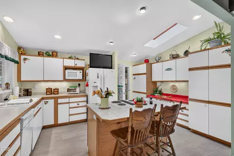 Kitchen - 11339 Michael Rd, Central Point, OR 97502 photo 1 of 4