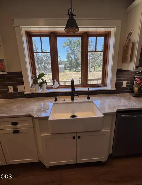 Kitchen - 65880 93rd St, Bend, OR 97703 photo 5 of 8
