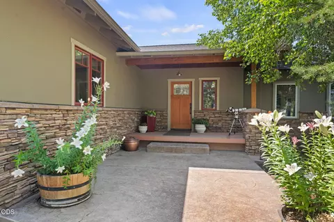 Exterior - 65880 93rd St, Bend, OR 97703 photo 4 of 15