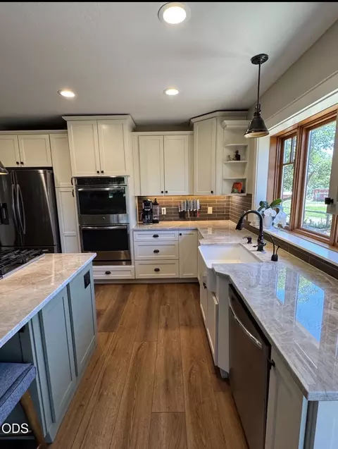 Kitchen - 65880 93rd St, Bend, OR 97703 photo 6 of 8