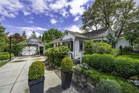215 S 4th St, Jacksonville, OR 97530