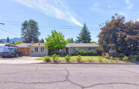 1411 NE Grable Dr, Grants Pass, OR 97526