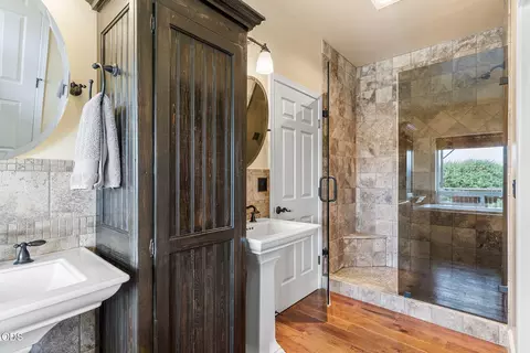 Bath - 63531 Gentry Loop, Bend, OR 97701 photo 4 of 7