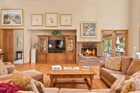 Living - 62028 Fall Creek Loop, Bend, OR 97702 photo 2 of 4