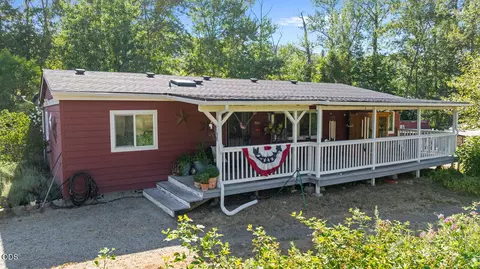 690 Foots Creek Rd, Gold Hill, OR 97525