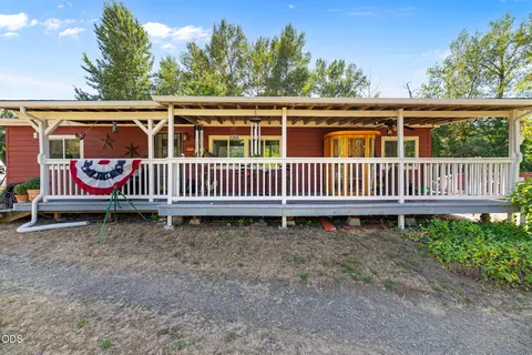 690 Foots Creek Rd, Gold Hill, OR 97525