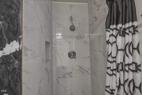 Bath - 59981 Cheyenne Rd, Bend, OR 97702 photo 6 of 6