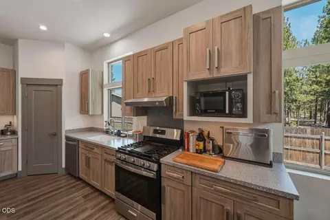 Kitchen - 59981 Cheyenne Rd, Bend, OR 97702 photo 5 of 7