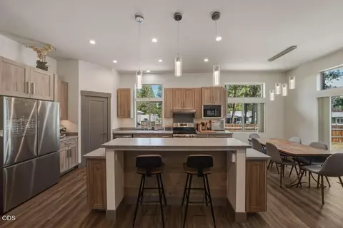 Kitchen - 59981 Cheyenne Rd, Bend, OR 97702 photo 2 of 7