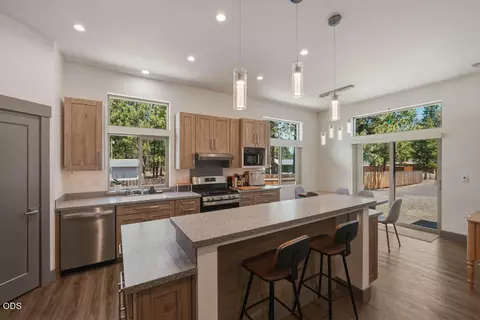 Kitchen - 59981 Cheyenne Rd, Bend, OR 97702 photo 3 of 7