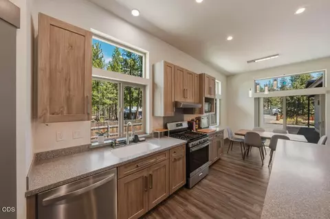 Kitchen - 59981 Cheyenne Rd, Bend, OR 97702 photo 4 of 7