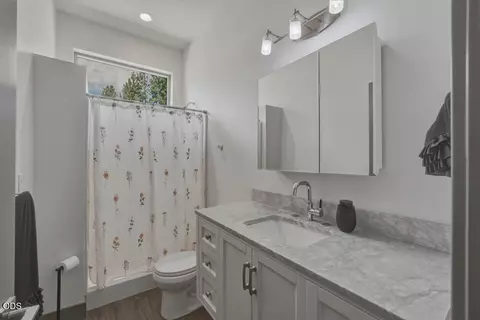 Bath - 59981 Cheyenne Rd, Bend, OR 97702 photo 4 of 6