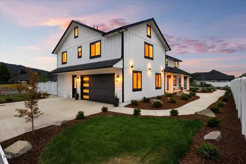 610 Pheasant Creek Dr, Central Point, OR 97502