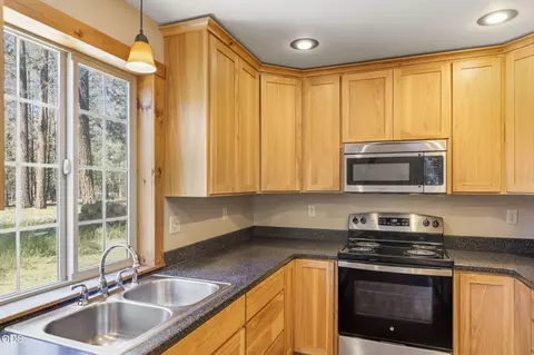Kitchen - 51922 Read Loop, La Pine, OR 97739 photo 3 of 3