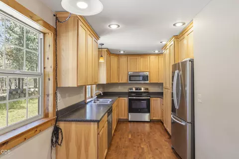 Kitchen - 51922 Read Loop, La Pine, OR 97739 photo 2 of 3