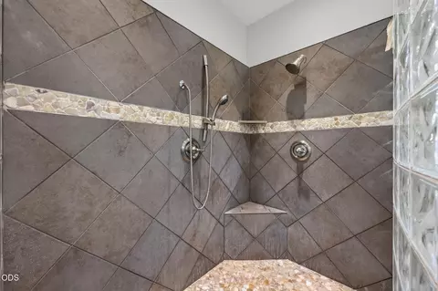 Bath - 19528 E Campbell Rd, Bend, OR 97702 photo 4 of 5