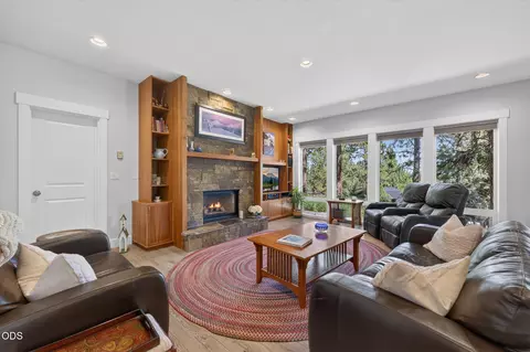 Living - 19528 E Campbell Rd, Bend, OR 97702 photo 1 of 2