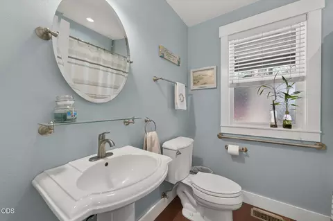 Bath - 19528 E Campbell Rd, Bend, OR 97702 photo 1 of 5