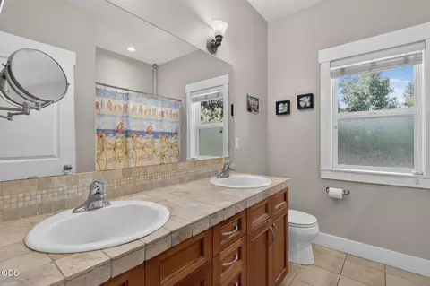 Bath - 19528 E Campbell Rd, Bend, OR 97702 photo 5 of 5