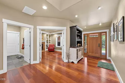 Entry Way - 19528 E Campbell Rd, Bend, OR 97702 photo 2 of 3