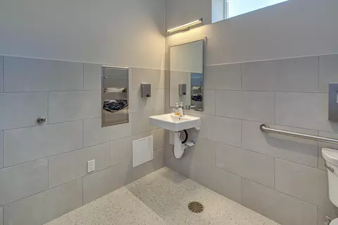 Bath - 3867 Eagle Rd, Bend, OR 97701 photo 2 of 2