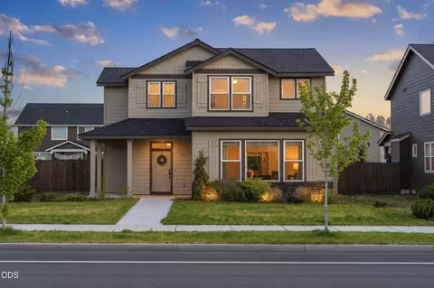 736 NW 27th St, Redmond, OR 97756