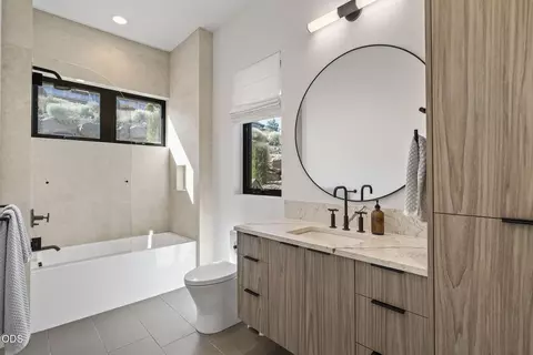 Bath - 2375 NW Wyeth Pl, Bend, OR 97703 photo 5 of 9