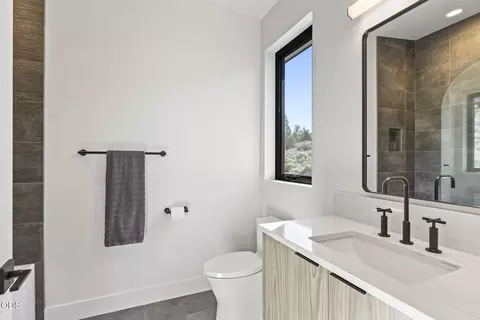 Bath - 2375 NW Wyeth Pl, Bend, OR 97703 photo 7 of 9