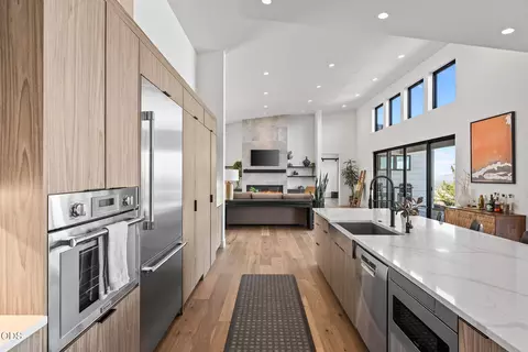 Kitchen - 2375 NW Wyeth Pl, Bend, OR 97703 photo 7 of 10