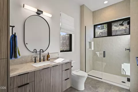 Bath - 2375 NW Wyeth Pl, Bend, OR 97703 photo 6 of 9