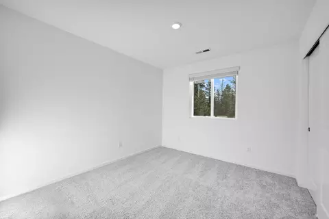 Bedroom - 16673 Cottage Pine St, La Pine, OR 97739 photo 4 of 6