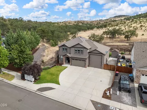 4401 Vista Pointe Dr, Medford, OR 97504