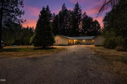 1934 Laurel Rd, Cave Junction, OR 97523