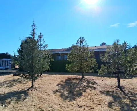63 Rogue River Dr, Eagle Point, OR 97524