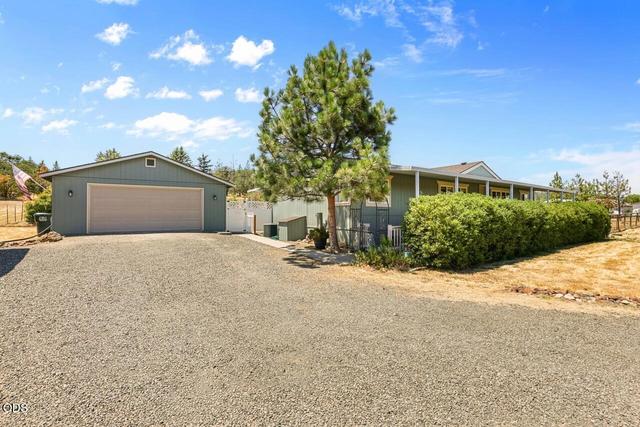 63 Rogue River Dr, Eagle Point, OR 97524