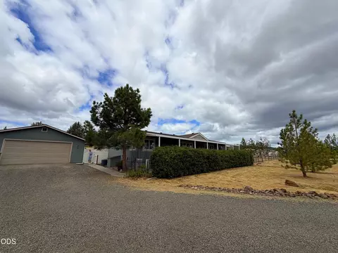 63 Rogue River Dr, Eagle Point, OR 97524