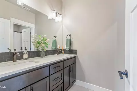 Bath - 63315 Wrangler Pl, Bend, OR 97703 photo 5 of 6