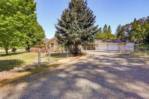 Exterior - 2072 Evans Creek Rd, Rogue River, OR 97537 photo 5 of 11