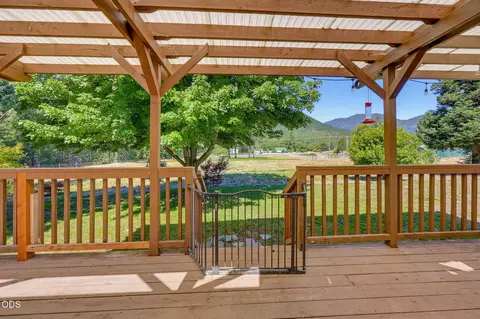 2072 Evans Creek Rd, Rogue River, OR 97537
