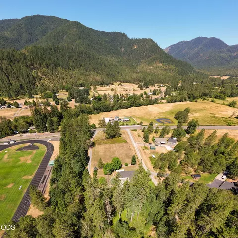 View/Area - 2072 Evans Creek Rd, Rogue River, OR 97537 photo 2 of 2