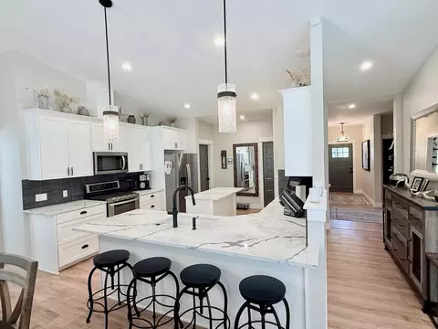 Kitchen - 16785 Stage Stop Dr, Bend, OR 97707 photo 2 of 4