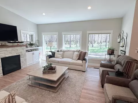 Living - 16785 Stage Stop Dr, Bend, OR 97707 photo 3 of 5