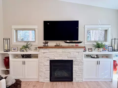 Living - 16785 Stage Stop Dr, Bend, OR 97707 photo 4 of 5