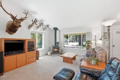 Living - 19184 Baker Rd, Bend, OR 97702 photo 1 of 1